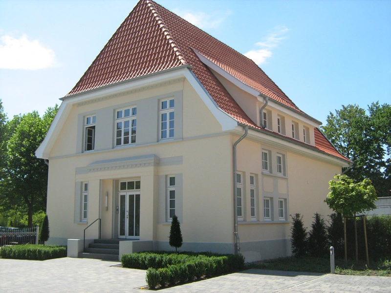 Moderner Kindergarten mit buntem, eckigem Design und großen Fenstern an einem sonnigen Tag
