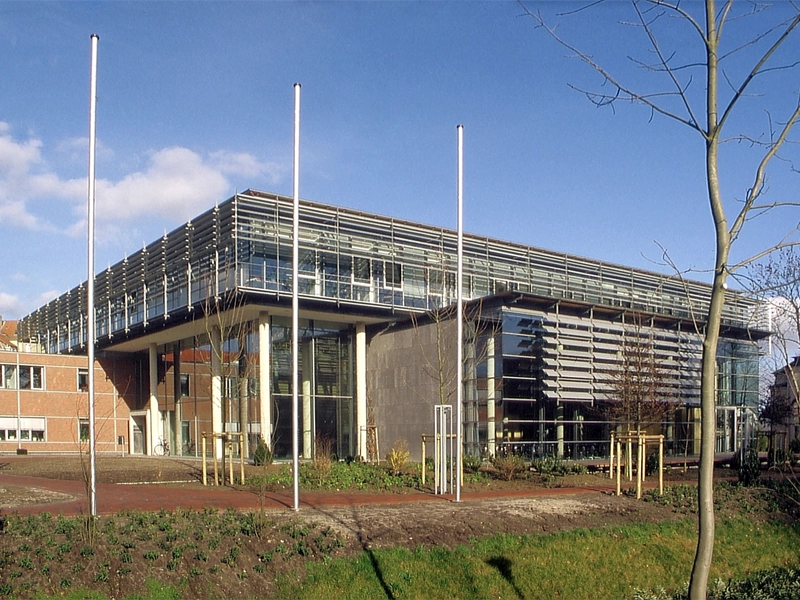 Moderne Architektur des Rathaus Vechta mit Glasfassade und markanten Linien bei klarem Himmel